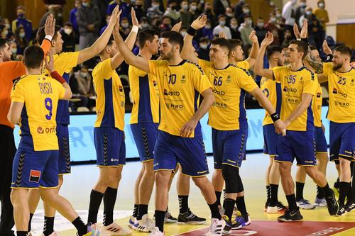 Handbaliștii români se felicită după victoria cu Israelul, de vineri FOTO sportpictures.eu