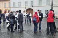 Protest șocant pro-Djokovic la Sibiu! Susținătorii sârbului au venit cu cruci anti-vaccin, iar totul s-a transformat într-un flash mob