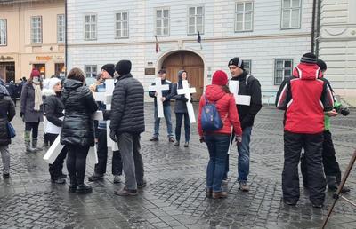 Protest șocant pro-Djokovic la Sibiu! Susținătorii sârbului au venit cu cruci anti-vaccin, iar totul s-a transformat într-un flash mob
