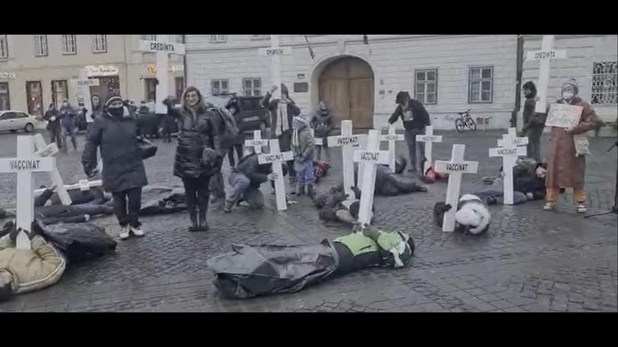 Foto flash mob-ul făcut de sibieni Protest șocant pro-Djokovic la Sibiu! Susținătorii sârbului au venit cu cruci anti-vaccin, iar totul s-a transformat într-un flash mob