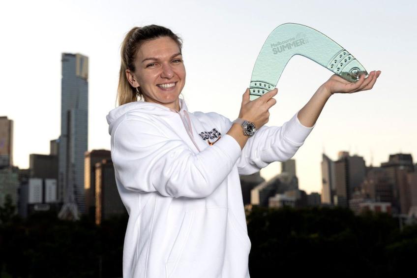 Simona Halep, alături de trofeul de la Melbourne Summer Set 1 // foto: Twitter @Simona_Halep