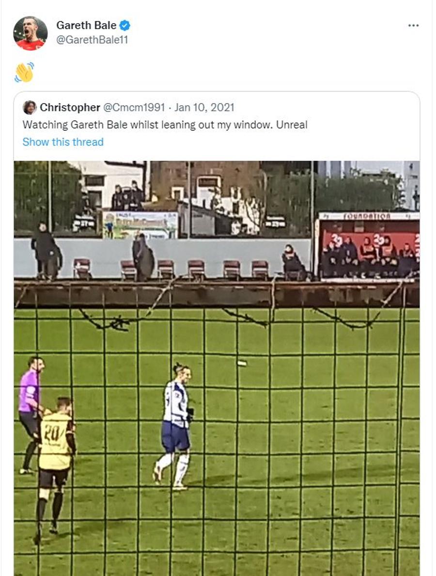 Gareth Bale răspunzându-i după meci unui fan care l-a văzut pe geam jucând cu Marine Wales. Golf. Madrid