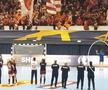 Milena Raičević, jucătoare la Buducnost, a ridicat fularul aruncat de unul dintre fanii lui Rapid // foto: captură video YouTube