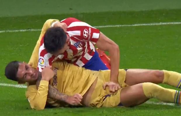 Imagini incredibile în Atletico Madrid - Barcelona » Ferran Torres și Stefan Savic s-au încăierat pe teren