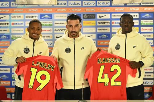 Baba Alhassan (dreapta) va purta tricoul cu numărul 42 la FCSB
