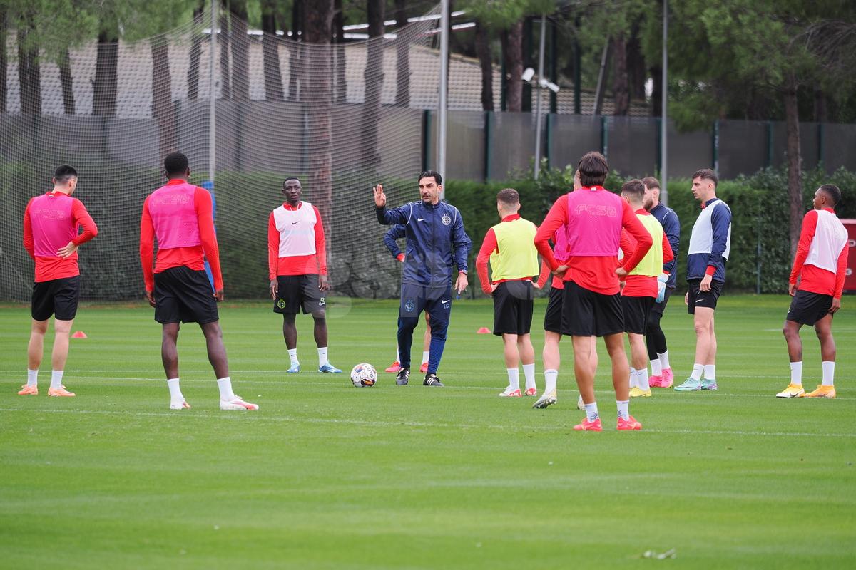 „Ce faci, mă, i-ai dat-o lui Yuri?” » Antrenament pe două anotimpuri: FCSB a ieșit „la joacă” în Antalya. Noua achiziție a captat toate privirile