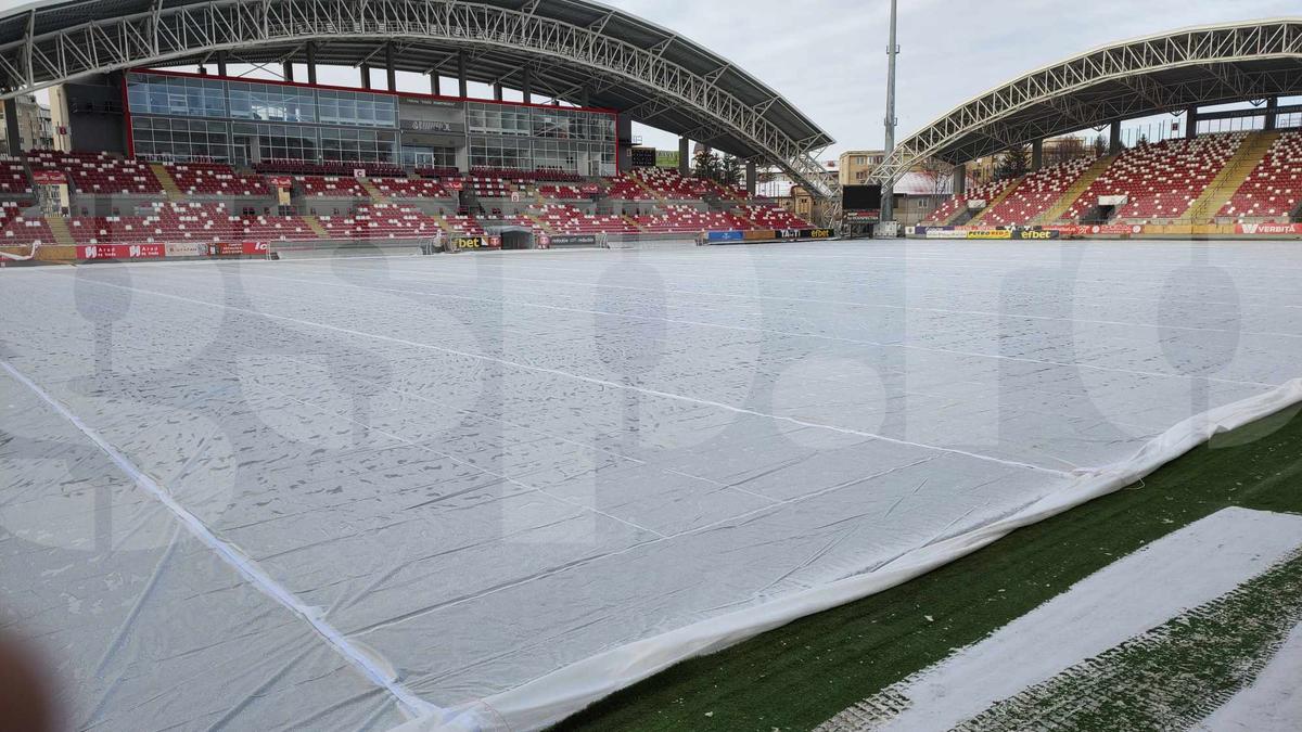 Așa își protejează investiția de două milioane de euro » Imagini exclusive cu cel mai nou teren din Superliga