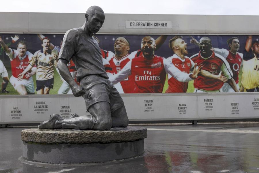 Statuia lui Thierry Henry în fața Emirates Stadium (foto: Guliver/Getty Images) „Lumea nu era pregătită pentru ce aveam de spus” » Thierry Henry, despre depresie, obsesia de a fi apreciat și trauma din copilărie care i-a marcat viața