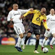 Ronaldo în duel cu Thierry Henry (foto: Guliver/Getty Images)
