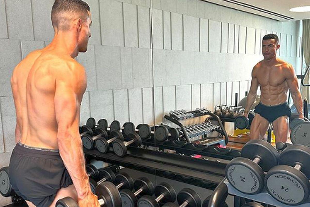 Cristiano Ronaldo, senzație pe Instagram » S-a antrenat dezbrăcat în sală și apoi s-a pozat la plajă cu Georgina
