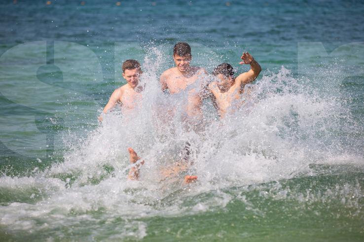 Jucătorii Rapidului fac baie în Golful Persic FOTO: Ionuţ Iordache (GSP)