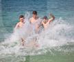 Jucătorii Rapidului fac baie în Golful Persic FOTO: Ionuţ Iordache (GSP)