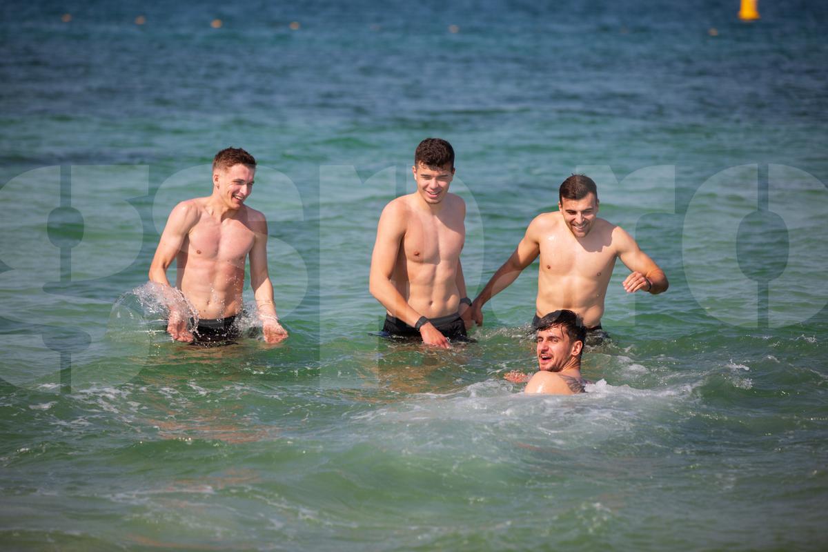 Jucătorii Rapidului fac baie în Golful Persic, 9 ianuarie 2025