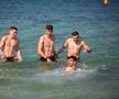 Jucătorii Rapidului fac baie în Golful Persic FOTO: Ionuţ Iordache (GSP)