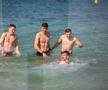 Jucătorii Rapidului fac baie în Golful Persic FOTO: Ionuţ Iordache (GSP)