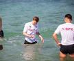 Jucătorii Rapidului fac baie în Golful Persic FOTO: Ionuţ Iordache (GSP)