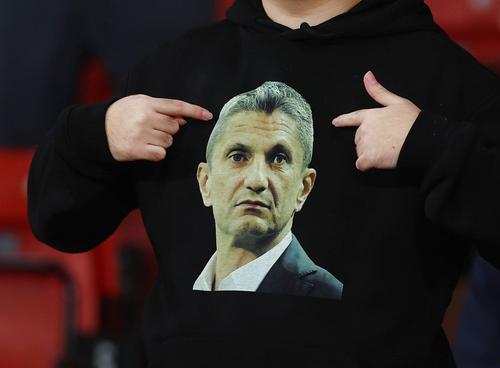 Fanii lui PAOK au purtat tricouri cu chipul lui Răzvan Lucescu și la duelul cu Manchester United din Europa League în urmă cu două luni / Foto: Imago