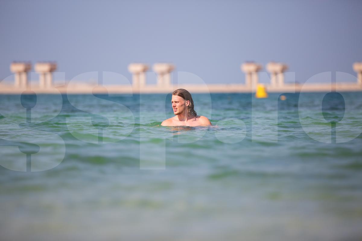 Jucătorii Rapidului fac baie în Golful Persic, 9 ianuarie 2025