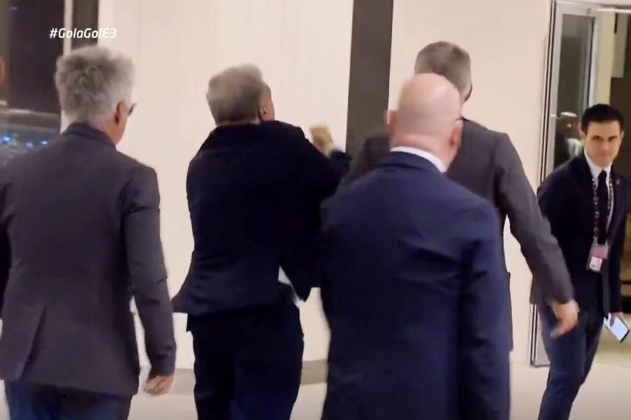 Joan Laporta și gestul lui subteran / Foto: captură TV3 Indignare după gesturile obscene făcute de Joan Laporta la Jeddah » Ce riscă președintele Barcelonei!
