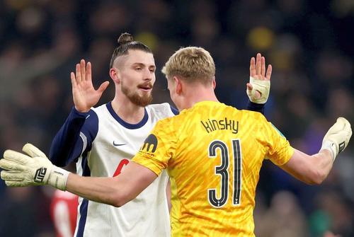 Radu Drăgușin și portarul Kinsky în Tottenham - Liverpool 1-0/ Foto: Getty