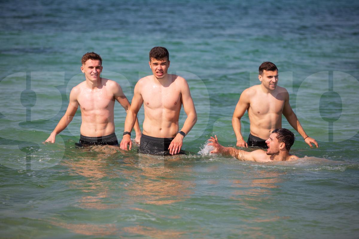 Jucătorii Rapidului fac baie în Golful Persic, 9 ianuarie 2025