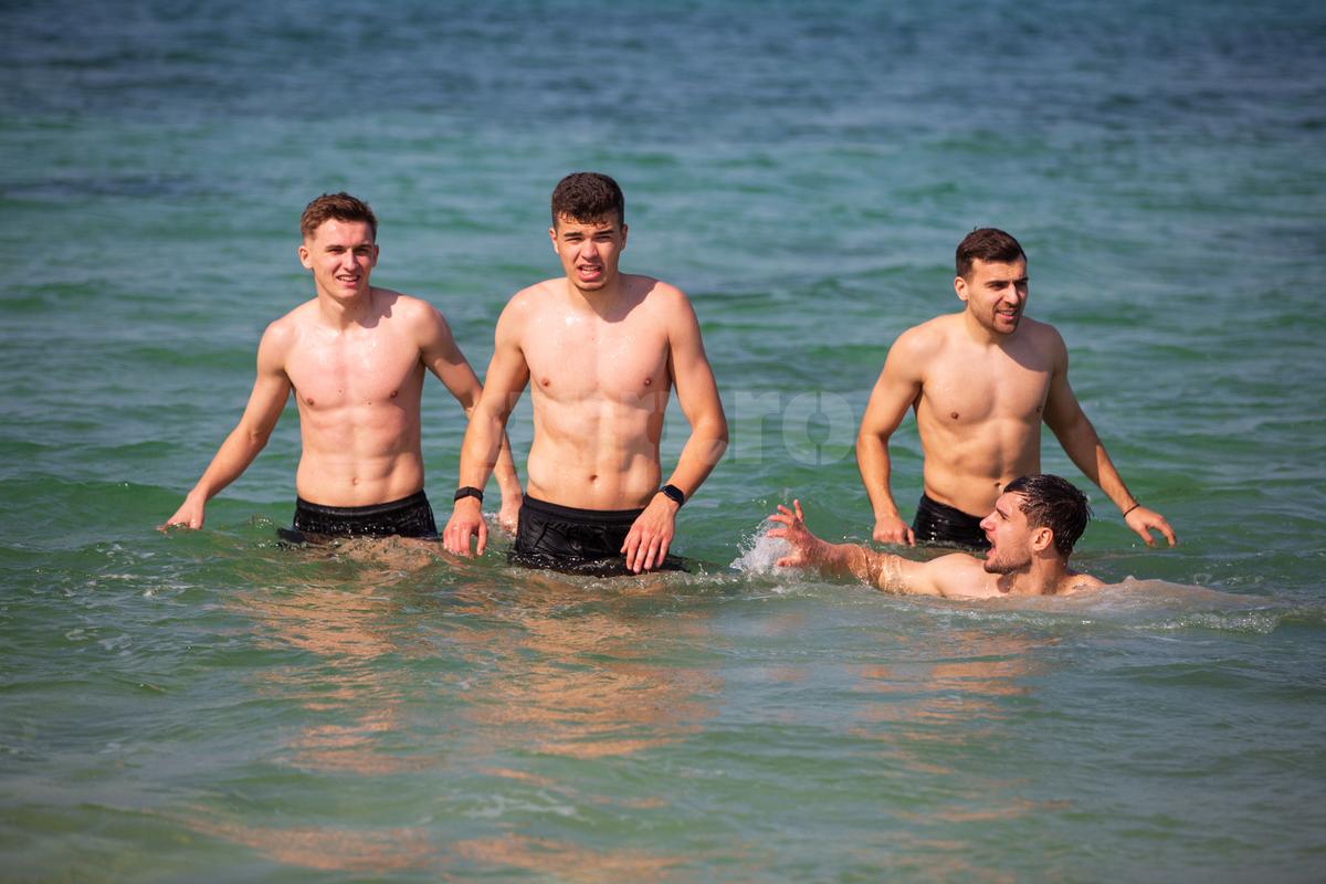 Jucătorii Rapidului fac baie în Golful Persic, 9 ianuarie 2025