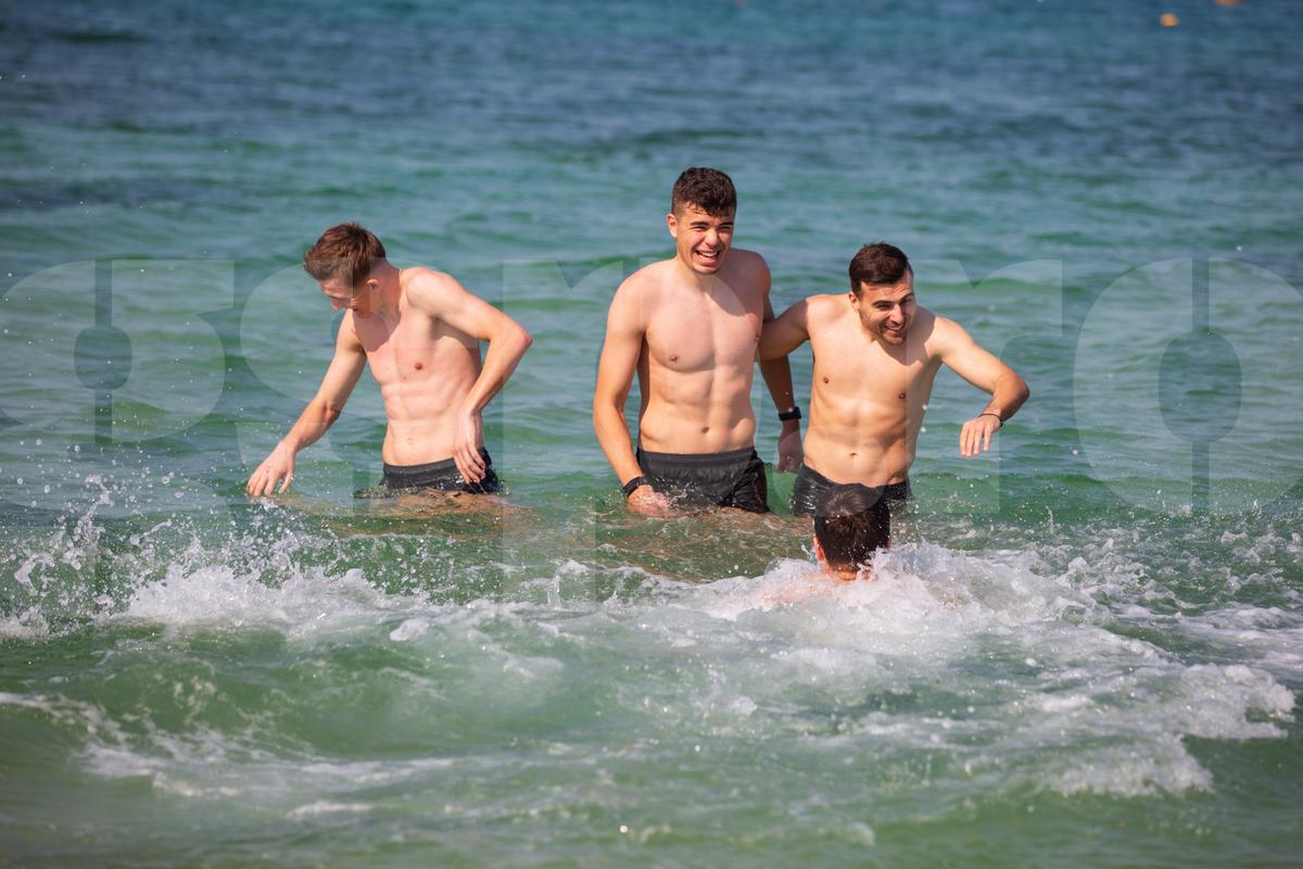Jucătorii Rapidului fac baie în Golful Persic, 9 ianuarie 2025