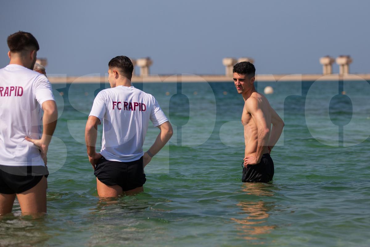 Jucătorii Rapidului fac baie în Golful Persic, 9 ianuarie 2025