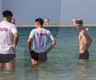 Jucătorii Rapidului fac baie în Golful Persic FOTO: Ionuţ Iordache (GSP)