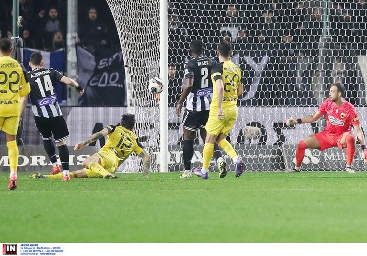 Măștile cu Răzvan Lucescu și steagurile „tricolore” n-au ajutat-o pe PAOK » Eliminare dramatică din Cupa Greciei: gol decisiv în minutul 107