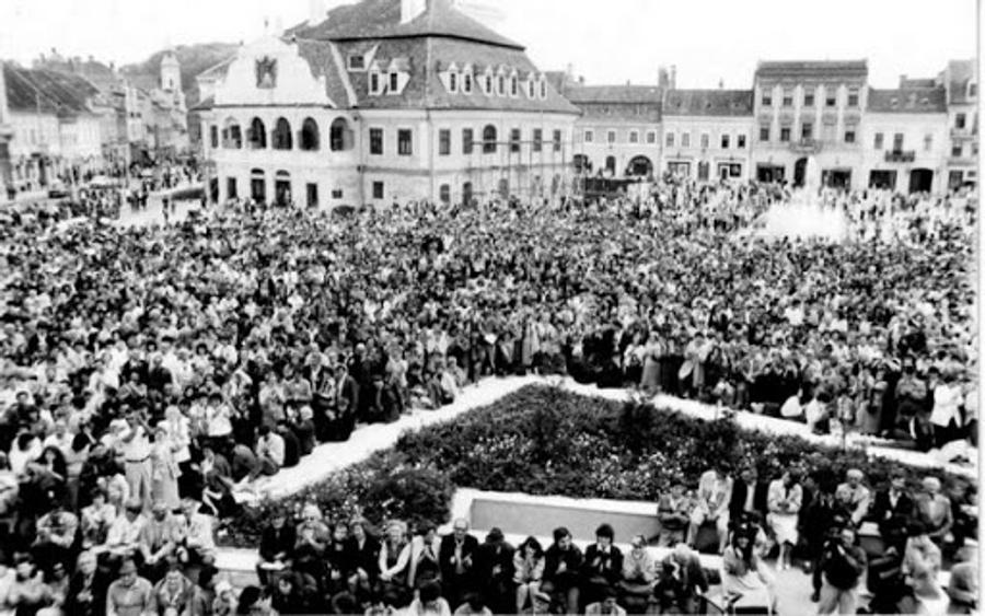 Piața Sfatului din Brașov, la Revoluție: Ilie Luca locuia într-o casă apropiată de epicentrul evenimentelor din decembrie 1989 Povești incredibile de la Brașov: „Am zbughit-o cu Lăcătuș. Ne atacau cu furcile” + Ilie Dumitrescu „săpat” de jucători: „Nu mai cumpăra, bre, casetofon!”
