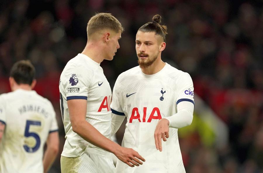 Radu Drăgușin ar putea pleca de la Tottenham odată cu colegul Mickey Van de Ven în acest mercato invernal / Foto: Imago Images Contraatac în negocierile pentru Drăgușin: „Președintele a dat undă verde” » Tottenham reduce pretențiile