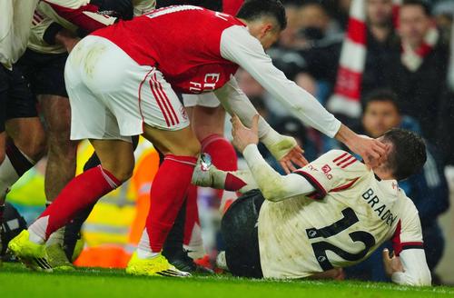 Gabriel Martinelli îl împinge pe Conor Bradley în afara terenului / Foto: Imago