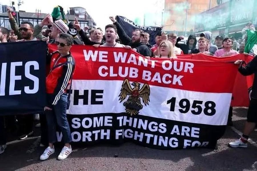 Suporterii îl atacă pe patronul lui Manchester United: „Un clovn incompetent”