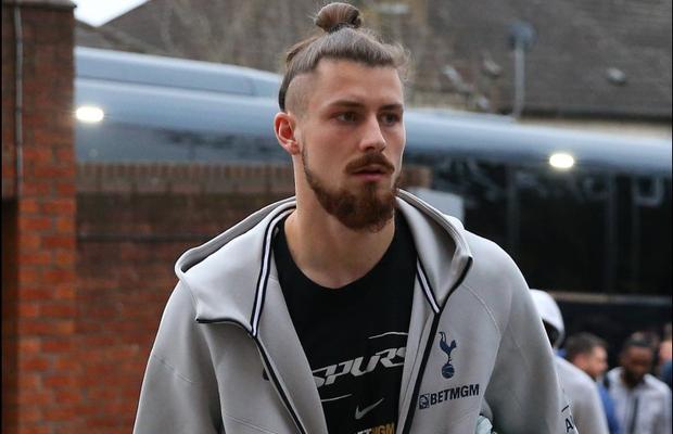 Radu Drăgușin a fost introdus un singur minut în Burnley - Spurs, dar este sfătuit să rămână la Londra » Argumentul invocat de fostul internațional român