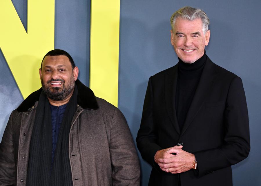 Naseem Hamed, alături de Pierce Brosnan, care joacă rolul antrenorului său/Foto: Getty Images Legendarul boxer este de nerecunoscut! Momente emoționante la premiera filmului despre viața sa: „Aș minți dacă aș spune că nu există regrete”