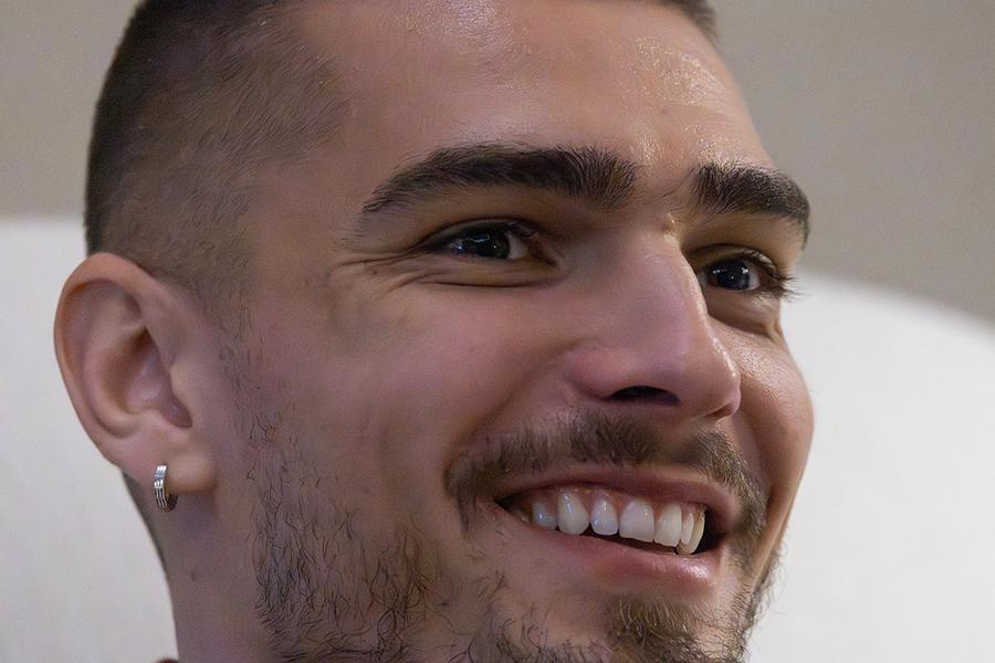 De la pungi în picioare și cașcaval pané la visul de a fi campion cu Rapid și a juca la Mondial: „Lumea spune «Uite-l și pe ăla! Stă cu cercei în urechi și îmi zice el mie»”