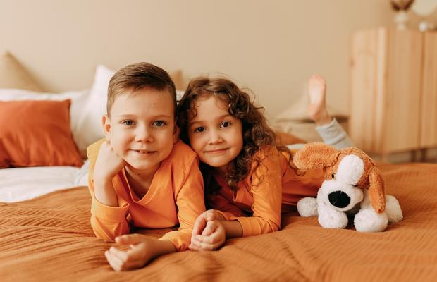 Materiale recomandate pentru pijamale de copii: confort și siguranță pentru pielea sensibilă