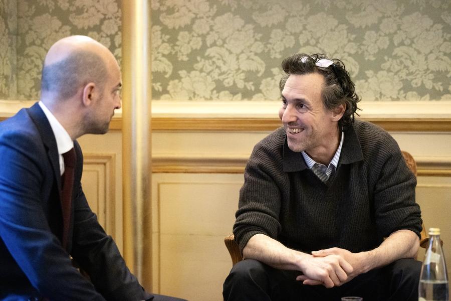 Laurent Vinatier (dreapta), într-o discuție cu Jean-Noel Barrot, ministrul de externe al Franței/Foto: X (Jean-Noel Barrot Un baschetbalist rus a revenit în țara natală, după un schimb de prizonieri între Rusia și Franța