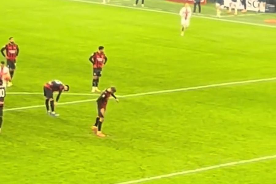 Strahinja Pavlovic, fundașul stânga al milanezilor, a stricat gazonul în zona punctului de la 11 metri / foto: captură TikTok vigno27 Dă vina pe arbitru și pe Milan pentru ratarea lui Stanciu: „Nu suntem proștii satului!”