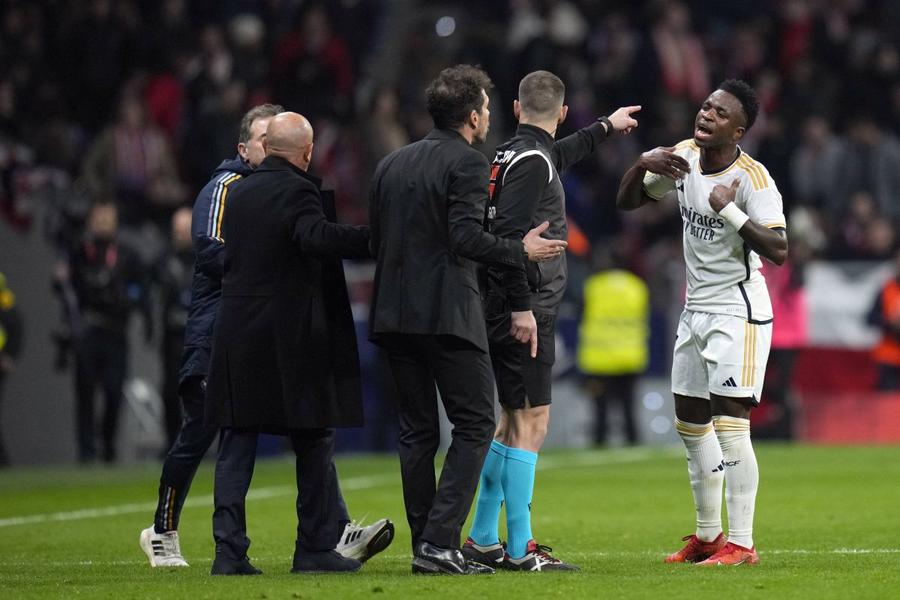 La ieșirea de pe teren, Vinicius jr se ceartă cu antrenorul lui Atletico, Diego Simeone / Foto: Imago Gestul lui Diego Simeone, după scandalul cu Vinicius Jr. din derby-ul madrilen
