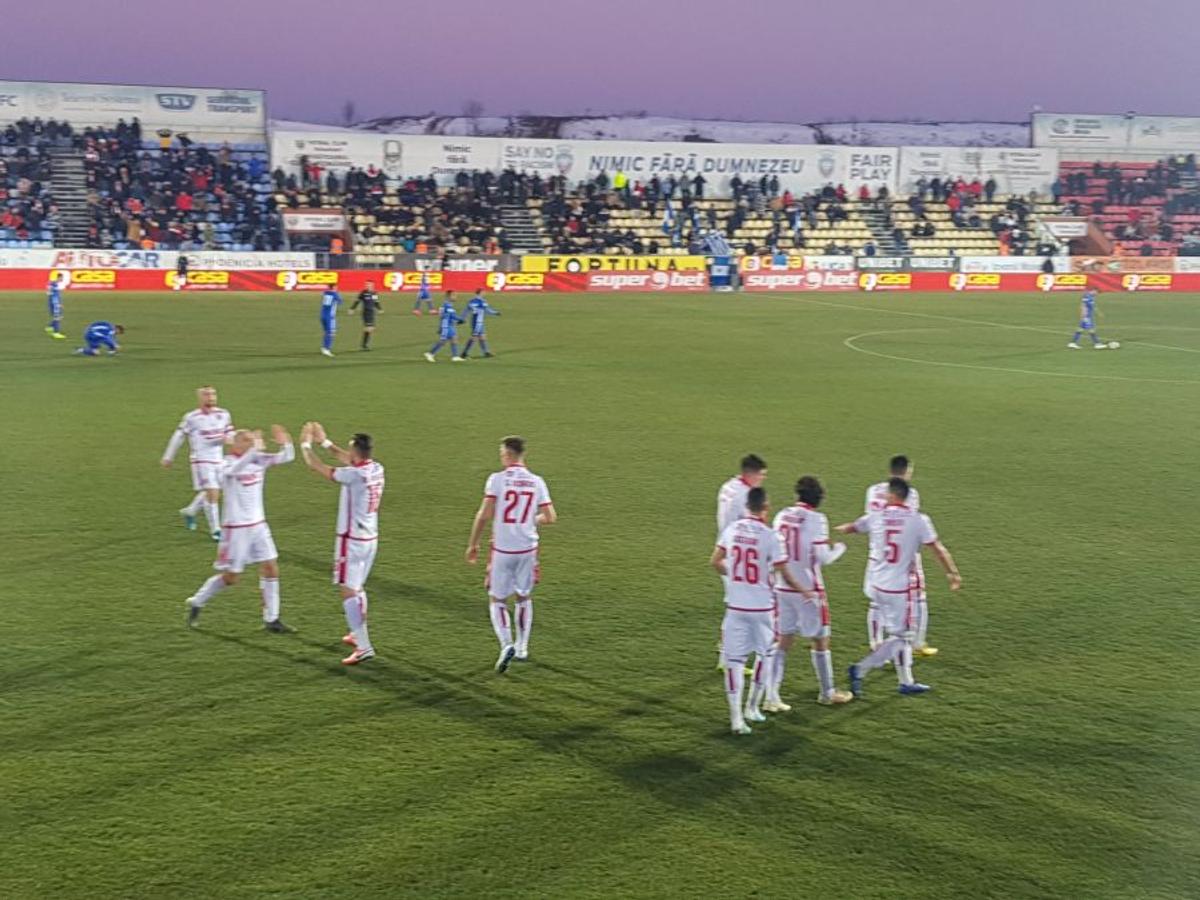 Poza sezonului în Liga 1? Galeria celor de la Voluntari, show total cu Dinamo: „Peluza Florin Cernat”