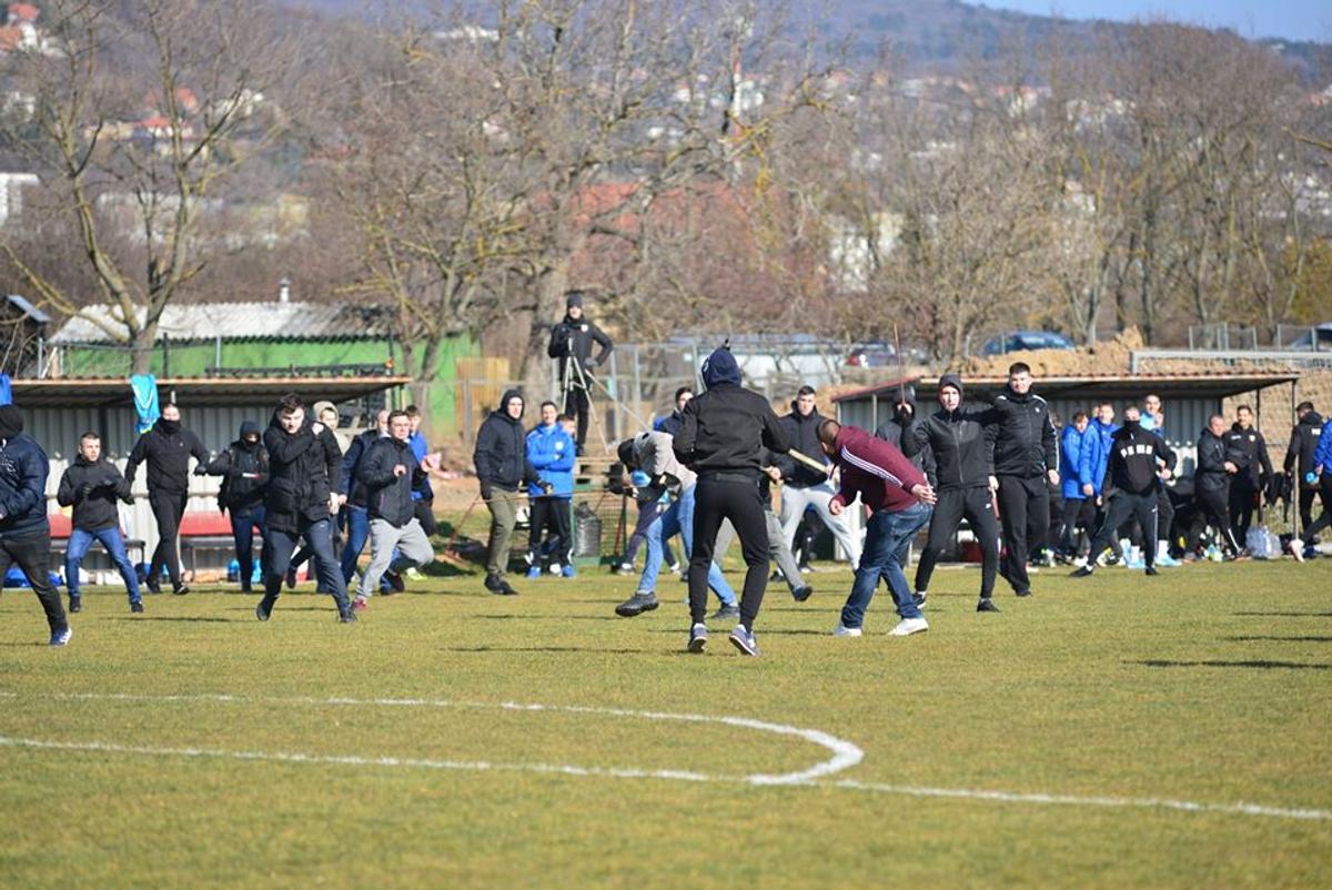 FOTO Măcel la un amical: ungurii și croații au intrat pe teren cu bâtele și s-au luat la bătaie