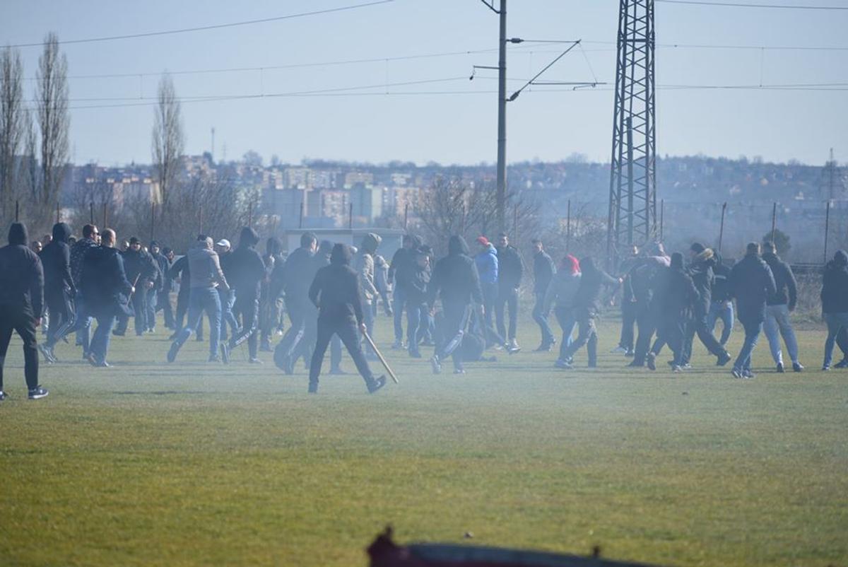 FOTO Măcel la un amical: ungurii și croații au intrat pe teren cu bâtele și s-au luat la bătaie