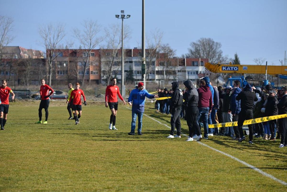 FOTO Măcel la un amical: ungurii și croații au intrat pe teren cu bâtele și s-au luat la bătaie