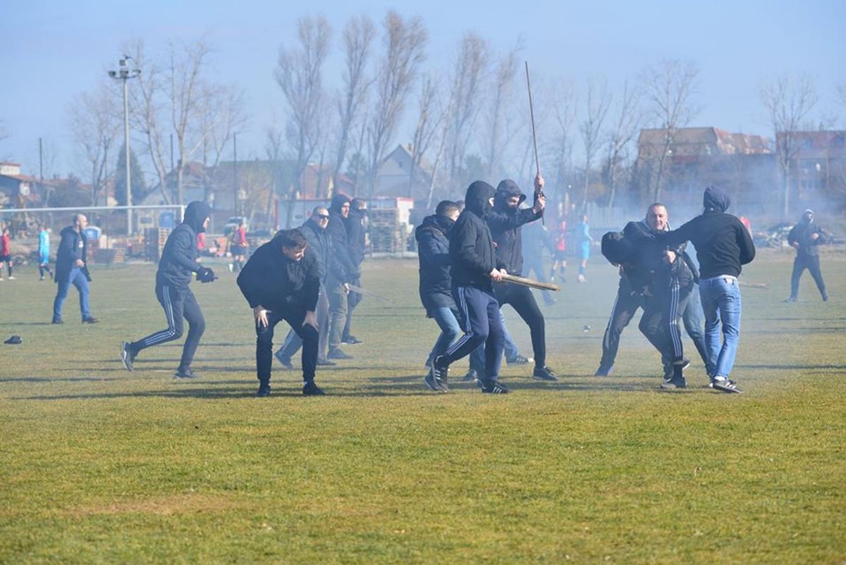 FOTO Măcel la un amical: ungurii și croații au intrat pe teren cu bâtele și s-au luat la bătaie