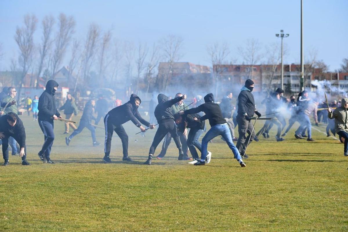 FOTO Măcel la un amical: ungurii și croații au intrat pe teren cu bâtele și s-au luat la bătaie