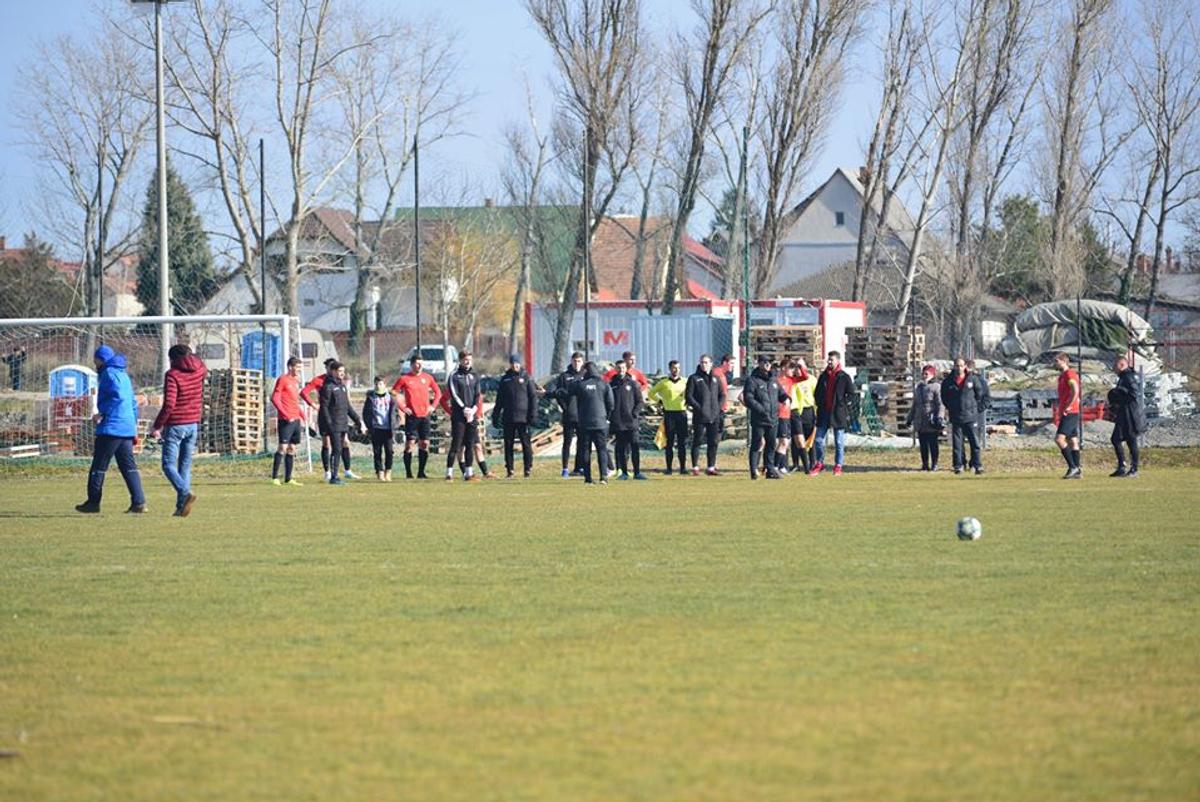 FOTO Măcel la un amical: ungurii și croații au intrat pe teren cu bâtele și s-au luat la bătaie