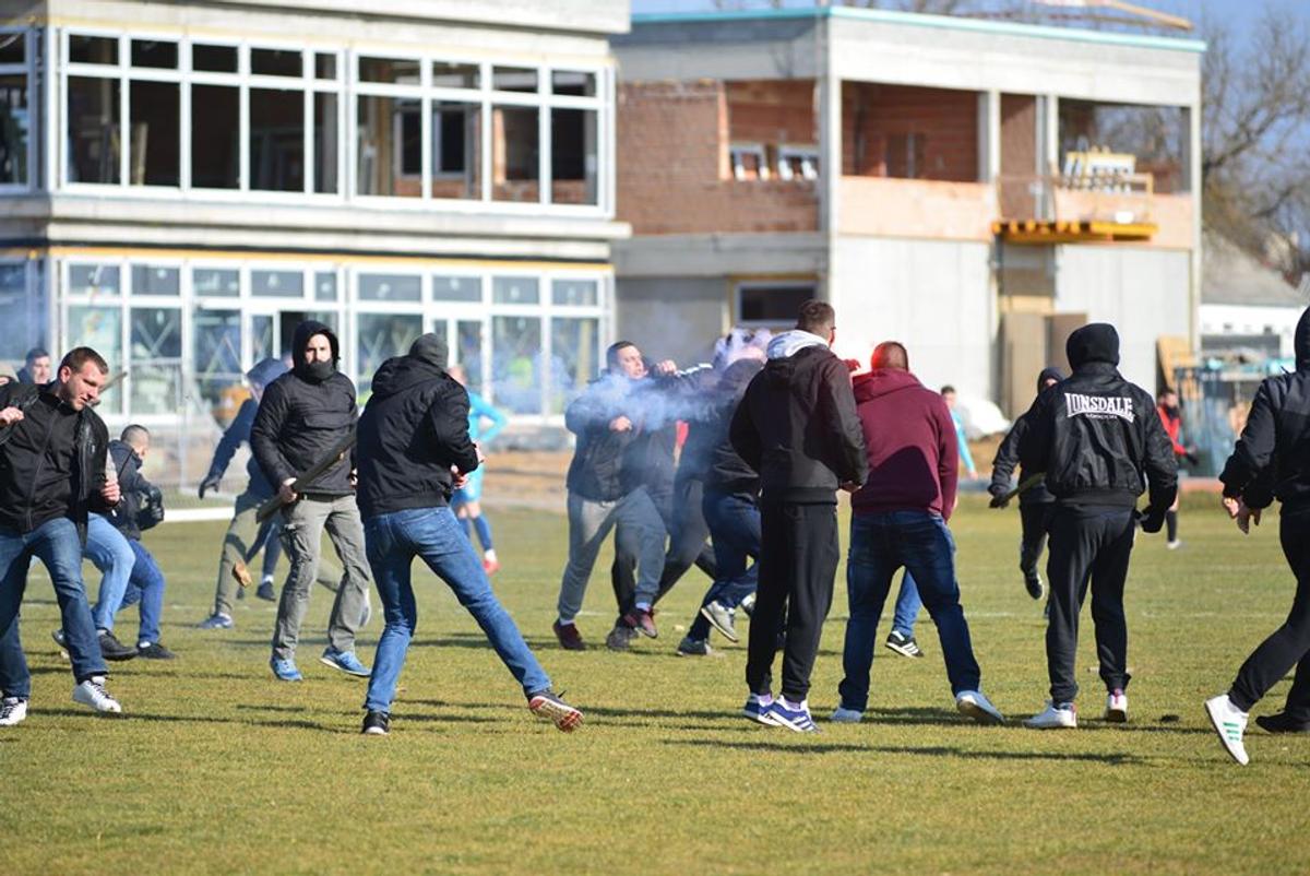 FOTO Măcel la un amical: ungurii și croații au intrat pe teren cu bâtele și s-au luat la bătaie