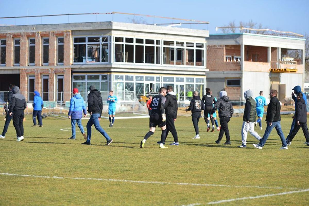 FOTO Măcel la un amical: ungurii și croații au intrat pe teren cu bâtele și s-au luat la bătaie
